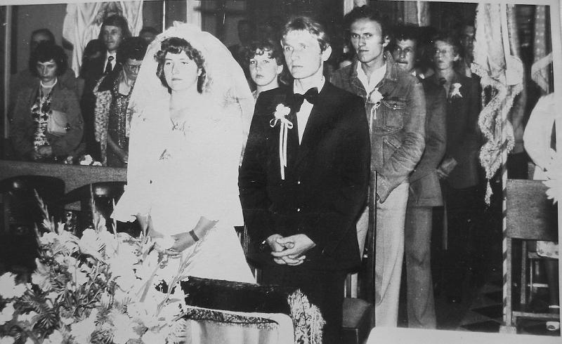 parafia polskokatolicka 1_63.jpg - Rok 1981. Ślub Bogusławy Kozielec, tutejszej organistki, z Leszkiem Szydło